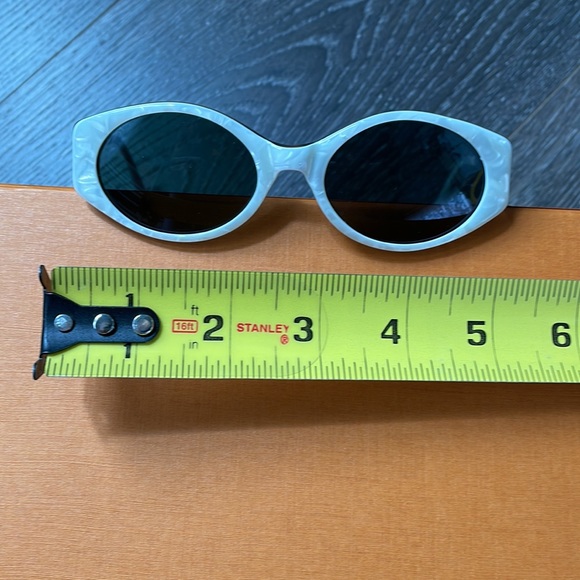 Mossimo Stingray 100% UV White Frame Sunglasses - Picture 9 of 9